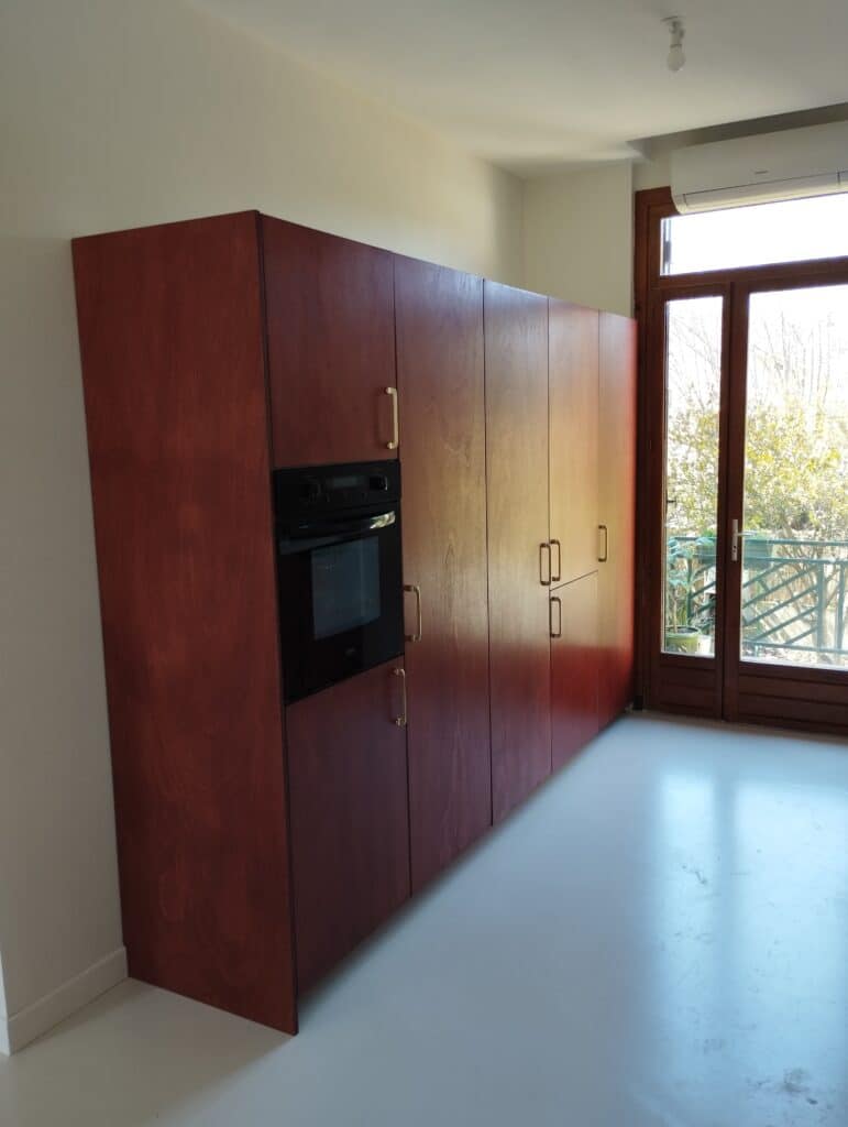 Façades sur mesure pour cuisine Ikea, panneaux en okoumé teinté acajou avec finition vernis mat – Réalisation Atelier Pime à Blagnac