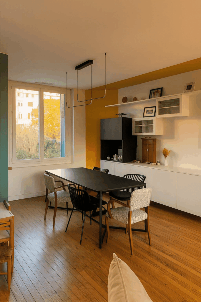 Aménagement de salon sur mesure avec rangements bas, meuble à café noir et étagères flottantes en MDF laqué