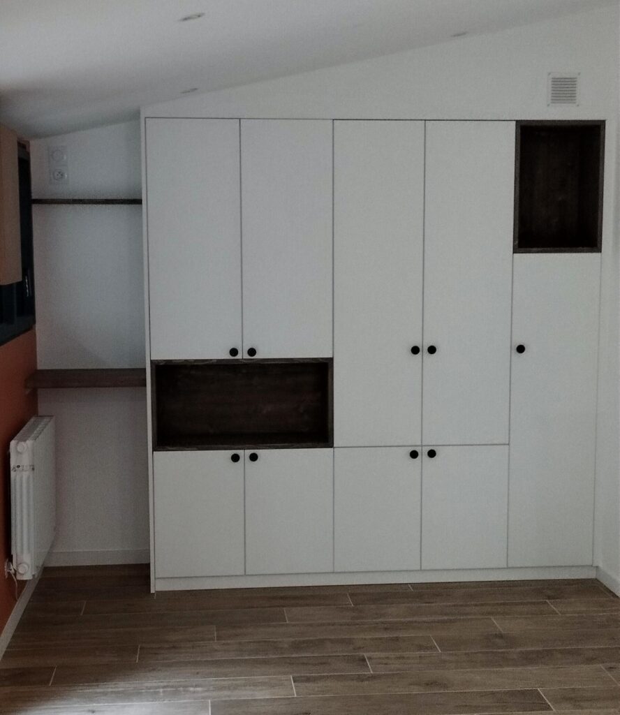 Aménagement d’une salle de réunion avec rangements en mélaminé blanc, niches en pin et étagères flottantes.