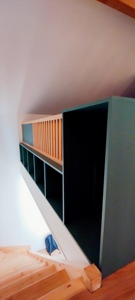 Meuble garde‑corps sur mesure en MDF laqué vert parisien et hêtre massif, vue côté trémie – Réalisation Atelier Pime à Toulouse