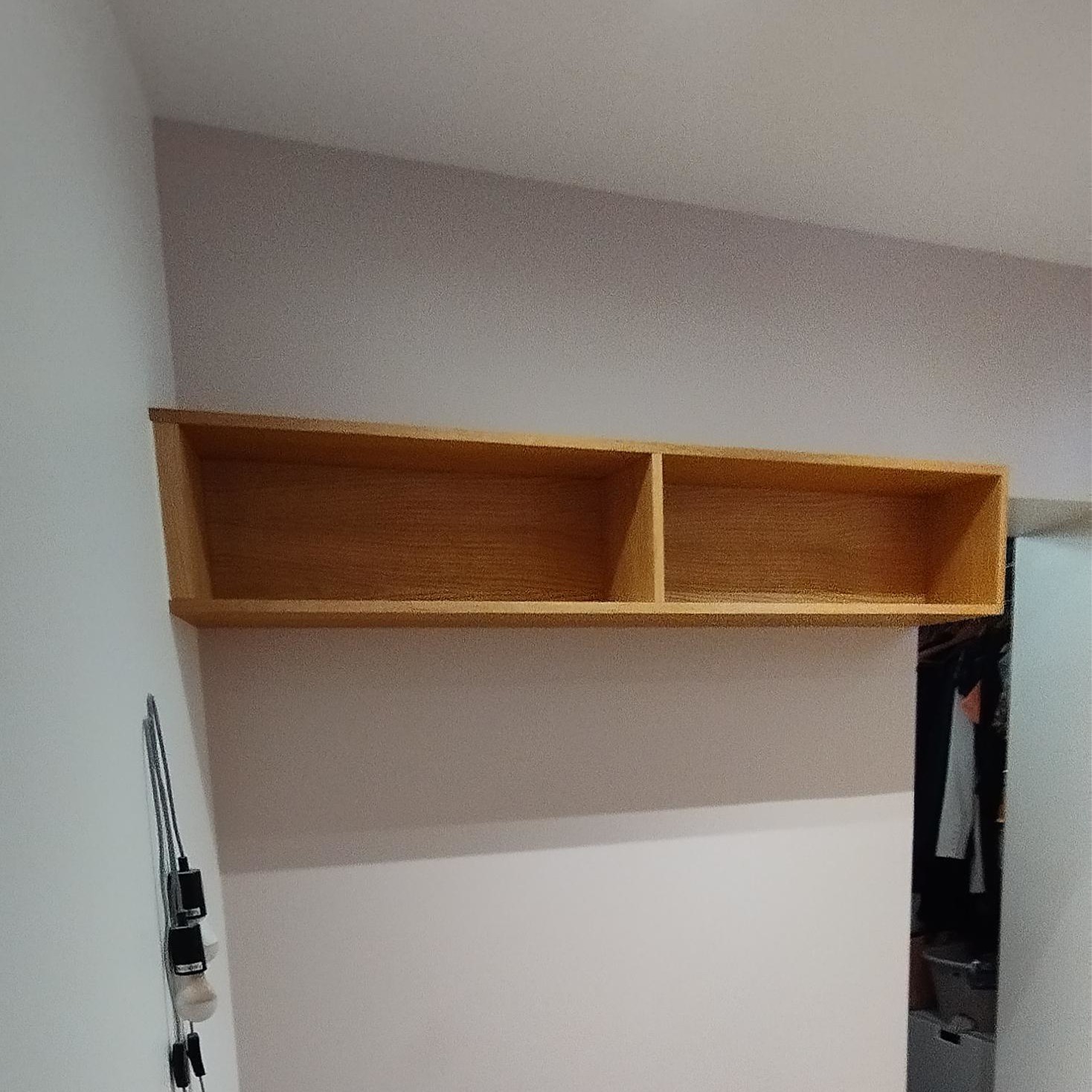 Étagère flottante en MDF laqué Chevet mural en latté chêne réalisé sur mesure, installé dans une chambre rénovée à Toulouse.