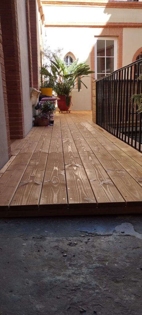 Structure en épicéa Classe 4 et pose des lames en Douglas