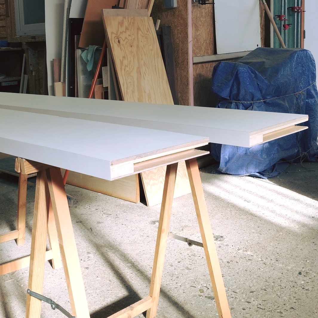 Fabrication artisanale d’étagères en stratifié blanc sur structure pin et MDF dans l’atelier