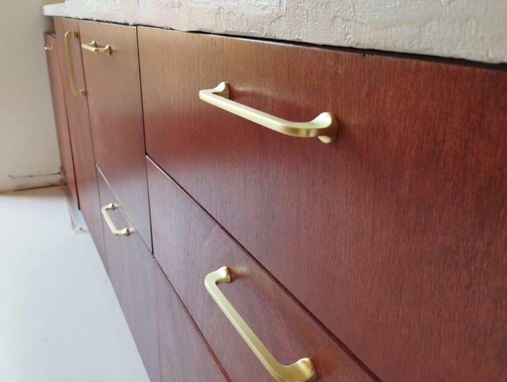 poignées façades Façades personnalisées pour cuisine Ikea en okoumé teinté acajou, avec poignées en laiton brossé – Atelier Pime, Blagnac