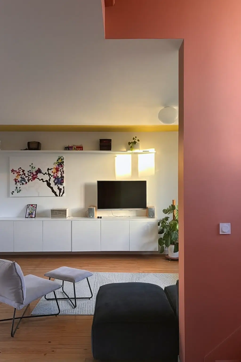 Étagère flottante en MDF laqué, fixation invisible, portée de 5 mètres, intégrée dans un aménagement de salon sur mesure