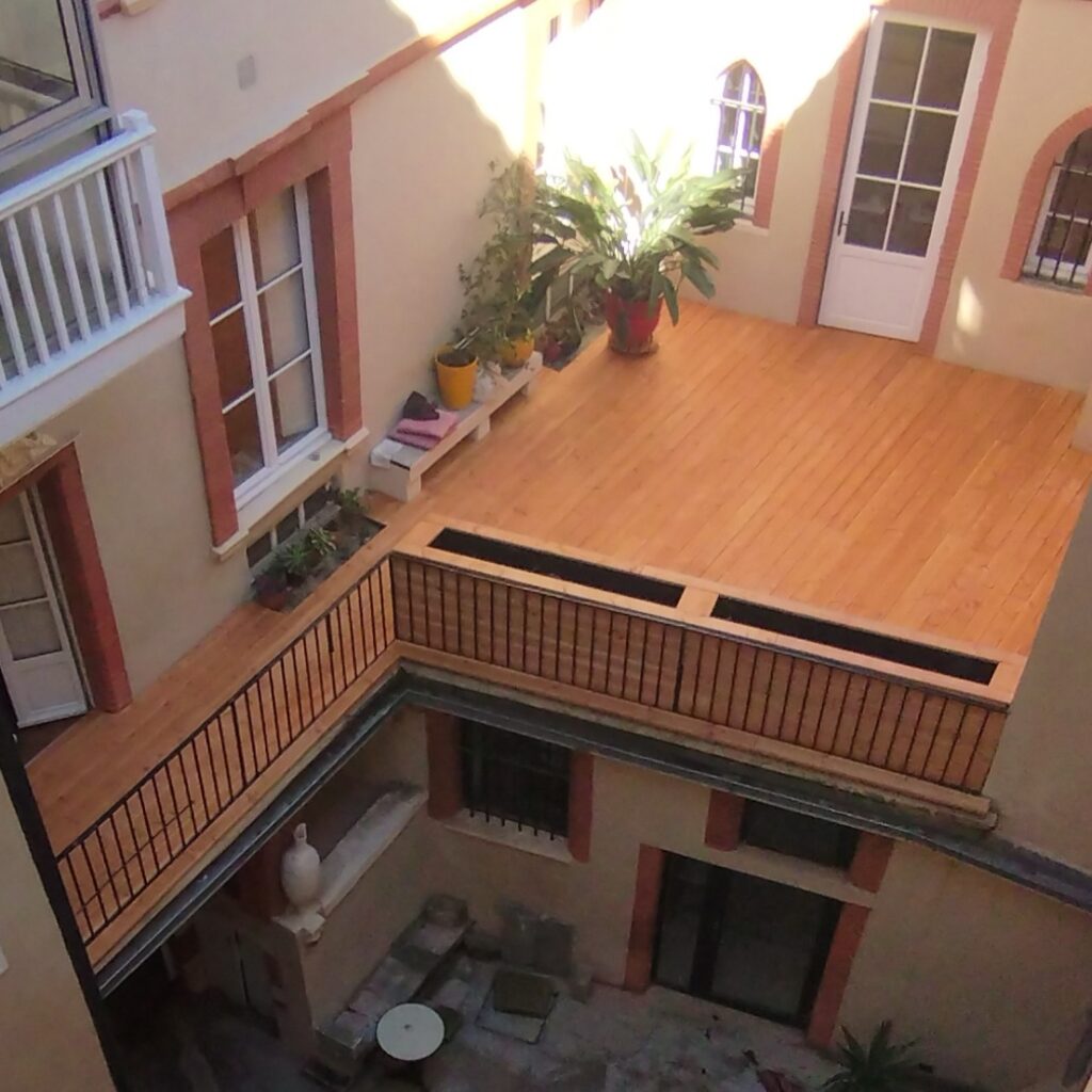 Terrasse en bois Douglas posée sur plots réglables à Toulouse – Atelier PIME