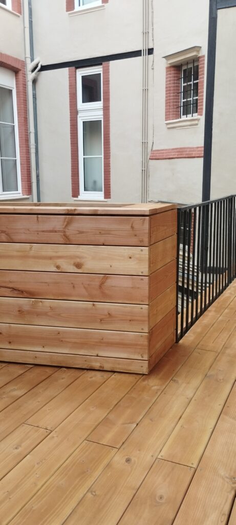 Terrasse en Douglas avec jardinière sur mesure intégrée